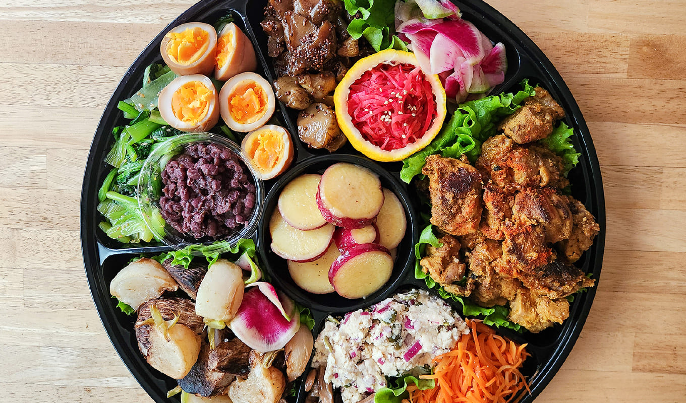 富山県産のえごま油、えごまの実や野菜をたっぷりと使ったオードブル。