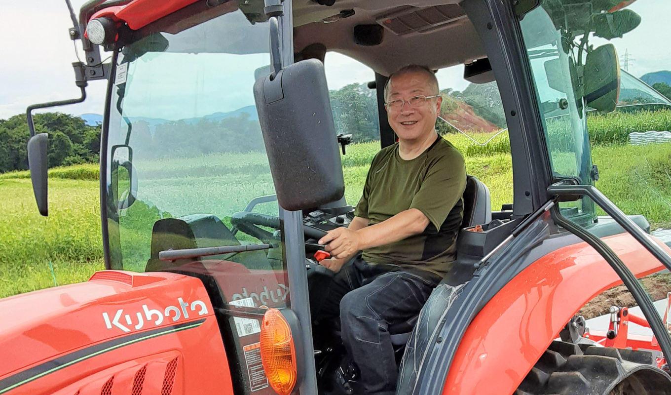 大沢野塩地区での露地栽培。石橋社長自らトラクターを運転します。