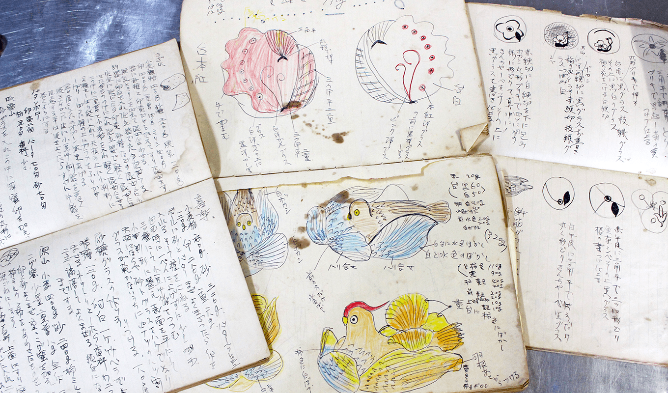 和菓子職人だった昭和時代に描いた考案ノート。デザインが細かく、材料の配分も細かくメモ。