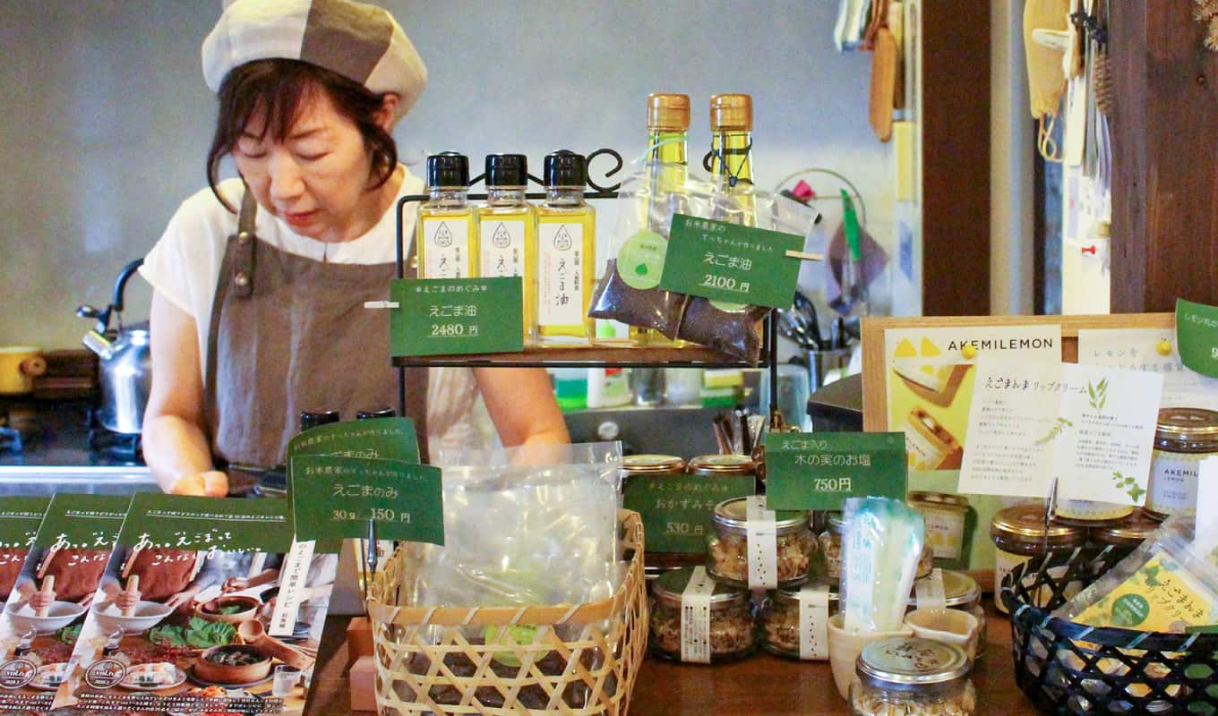 店頭には佐々倉さんが厳選した商品が置かれている。福島さんが作った「えごま油」や「えごまの葉っぱのおかずみそ」が並ぶ。